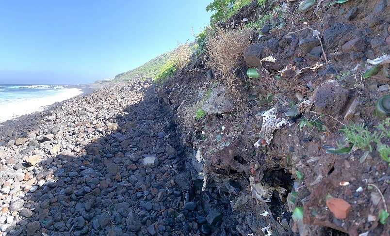 Imagen del daño causado por la erosión en el vertedero clausurado, al lado de la costa.
