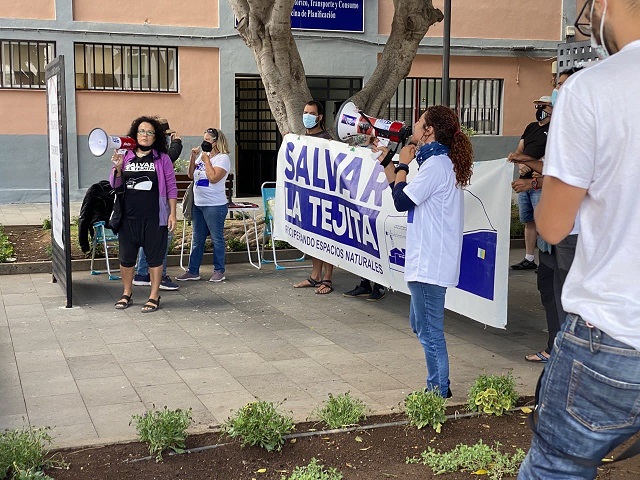 Imagen de la acción ciudadana ante el Ayuntamiento de Granadilla, coincidiendo con la celebración del pleno este 24 de junio.