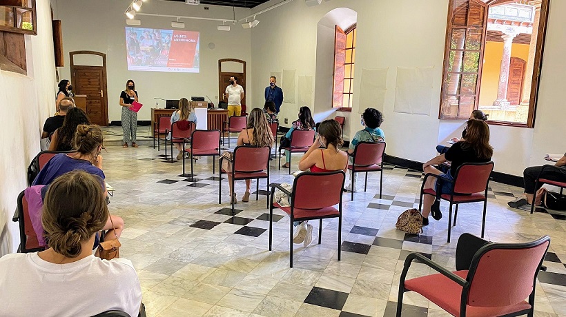 Imagen de un momento de la sesión de formación de las personas que constituirán la red comunitaria antirrumores de Tenerife.