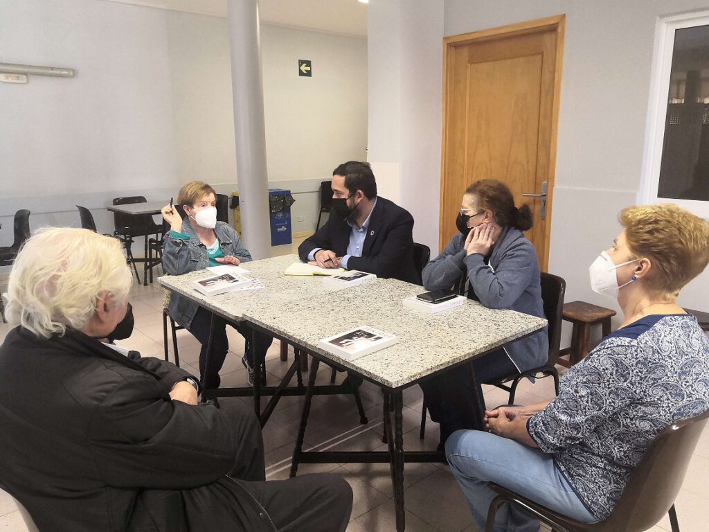 El concejal de Bienestar Social de La Laguna, Rubens Ascanio, en reunión con personsas integrantes de la Asociación de Mayores San Román, de La Candelaria.