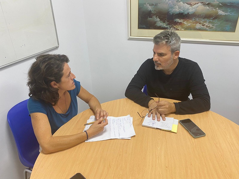 El concejal de Ciudad Sostenible de Puerto de la Cruz, David Hernández, en reunión con una integrante del colectivo Ben Magec para la planificación de las acciones de barrios por el clima. 