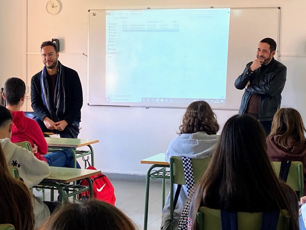 De izquierda a derecha de la imagen, el director de la película, Armando Ravelo, y el concejal de Bienestar Social de La Laguna, Rubens Ascanio, en un debate con estudiantes en el IES de Valle Guerra. 
